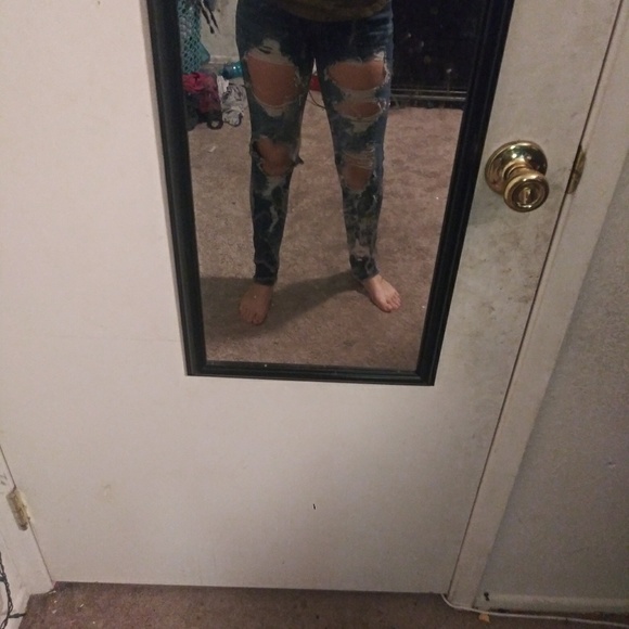 Ripped Jeans - Picture 2 of 3